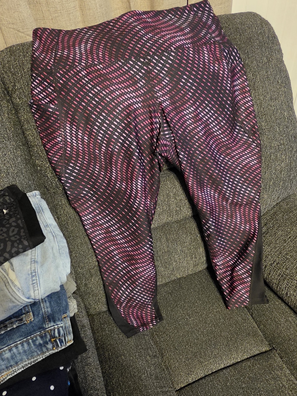 Xersion Pink and Black Patterned Capri Leggings